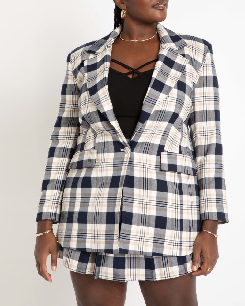 Front of a model wearing a size 16 Long Strong Shoulder Blazer in Plaid Perfect by ELOQUII. | dia_product_style_image_id:292839